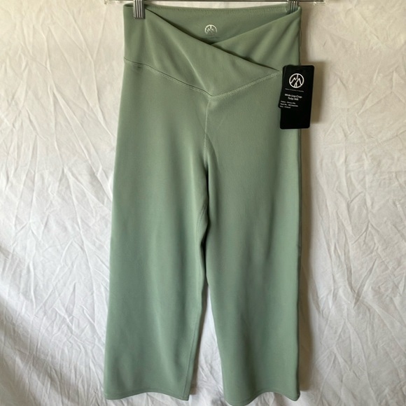 Move Technology: Tulip Waistband Wide Leg Crop Yoga Pants- XS - Picture 7 of 16